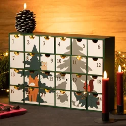 Adventskalenderhus i trä