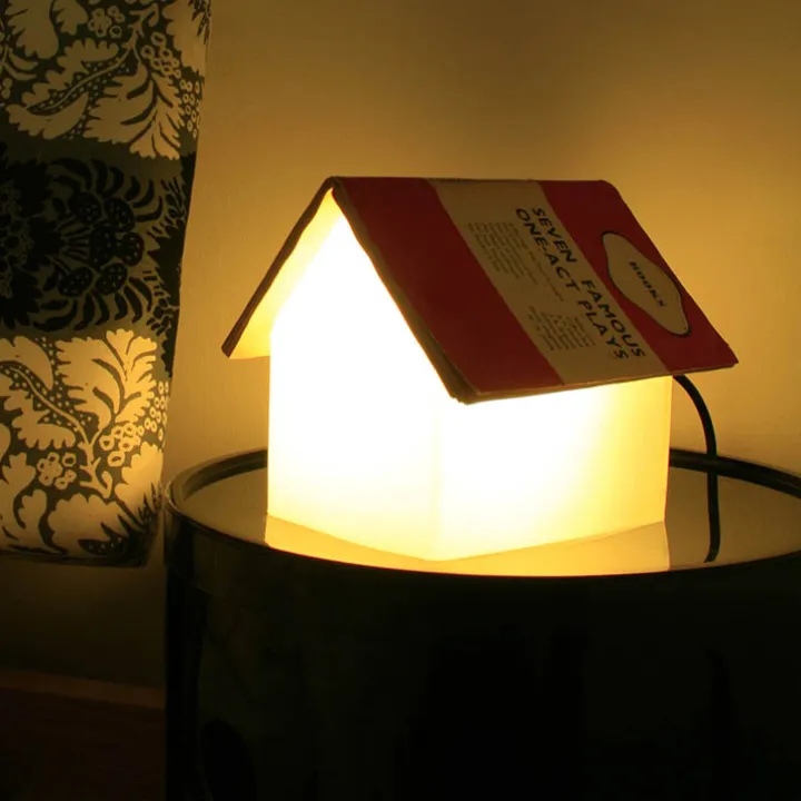 Bokställ med lampa