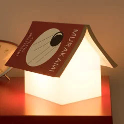 Bokställ med lampa