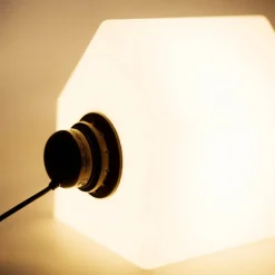 Bokställ med lampa