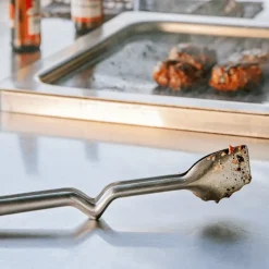 Grillverktyg med magnetisk hållare
