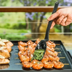 Grillverktyg med magnetisk hållare