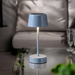Liten solcellsladdad bordslampa