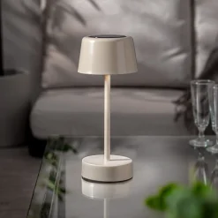 Liten solcellsladdad bordslampa