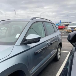 Magnetiska dörrskydd till bilen