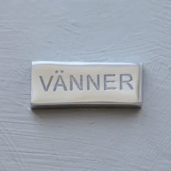 Metallskylt, Vänner