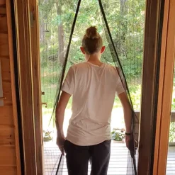 Myggnät med magnetlås för dörr