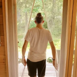 Myggnät med magnetlås för dörr