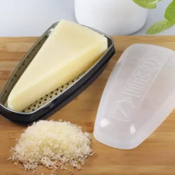 Parmesanrivjärn med förvaring