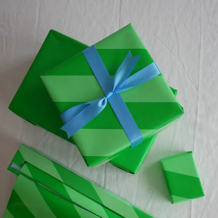 Presentpapper i box med skärklinga