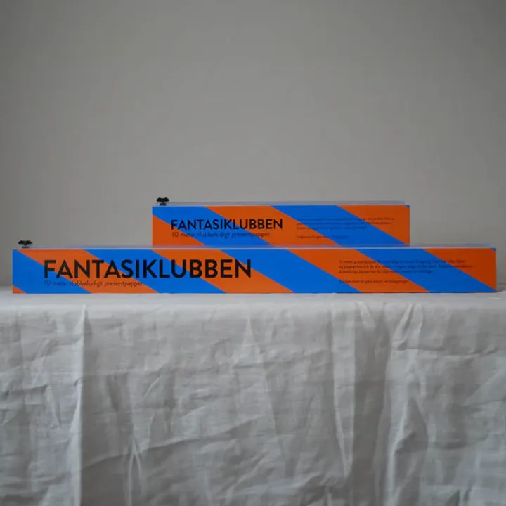 Presentpapper i box med skärklinga