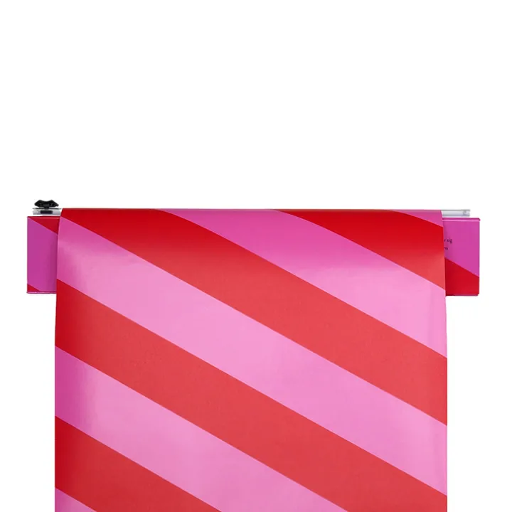Presentpapper i box med skärklinga