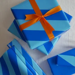 Presentpapper i box med skärklinga