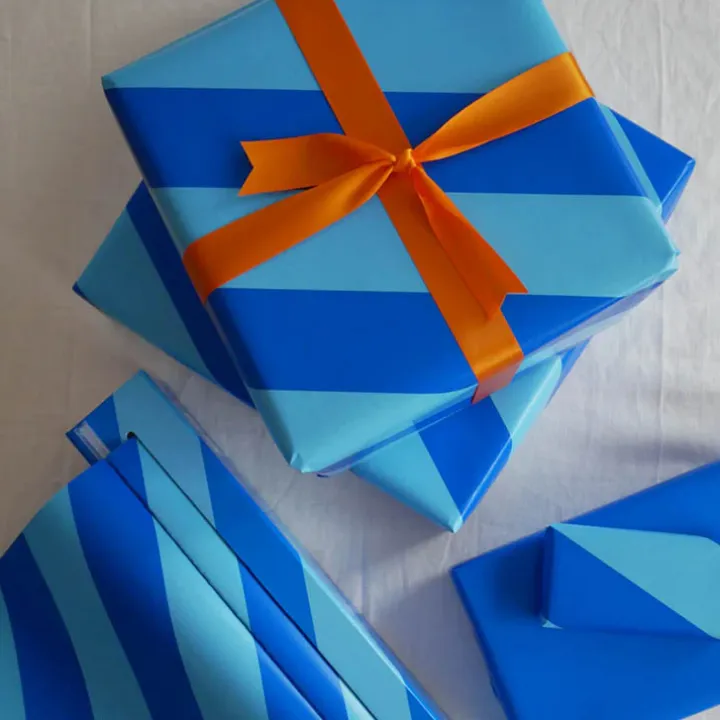Presentpapper i box med skärklinga