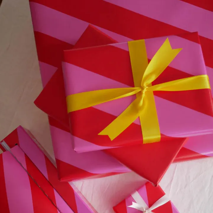Presentpapper i box med skärklinga
