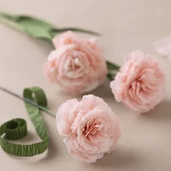 Pysselblommor av kräppapper