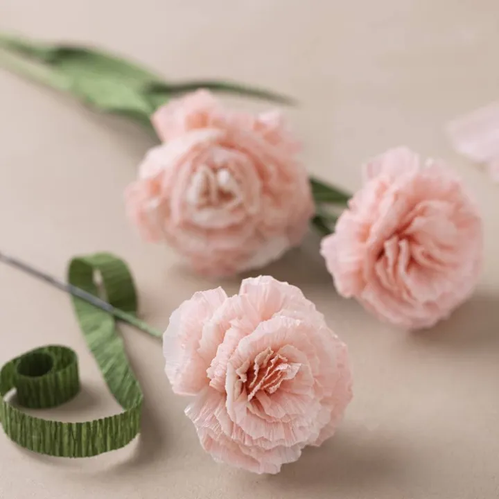 Pysselblommor av kräppapper
