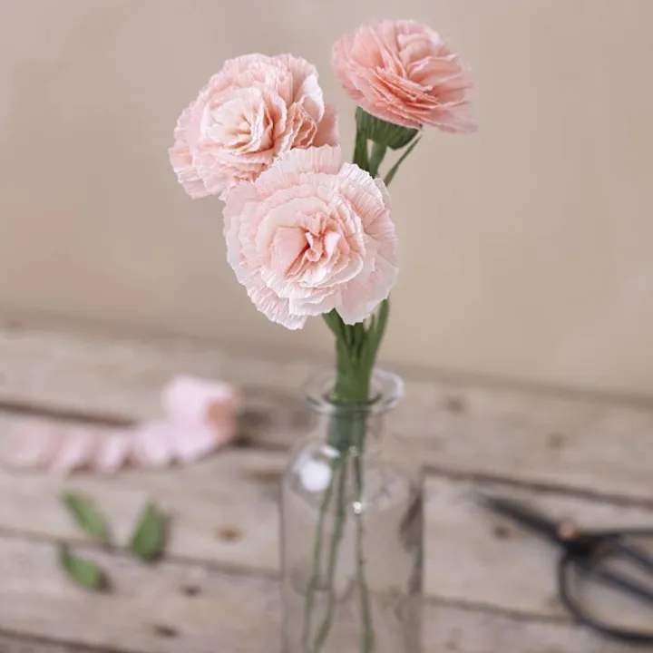Pysselblommor av kräppapper