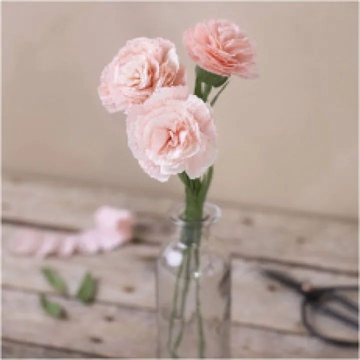 Pysselblommor av kräppapper