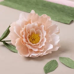 Pysselblommor av kräppapper