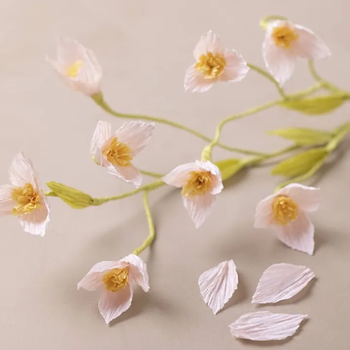 Pysselblommor av kräppapper