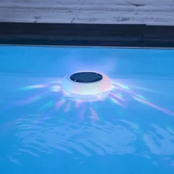Solcellsladdad poollampa