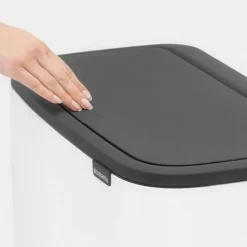 Återvinningsstation på ben med 2 fack, Brabantia