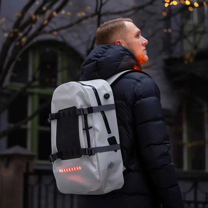 Vattentät ryggsäck med belysning, 30 liter