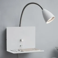 Vägglampa med hylla och USB-uttag